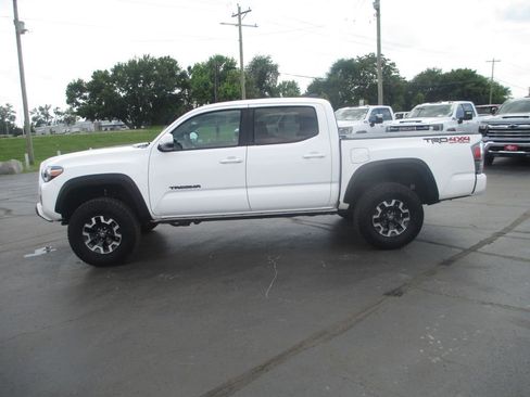 Used 2022 Toyota Tacoma TRD Off-Road w/ Technology Package AWD/4WD image 11