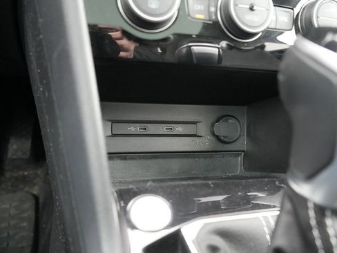 Used 2022 Volkswagen Taos SEL image 30