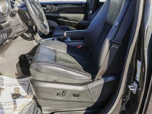 Used 2018 Dodge Grand Caravan SXT w/ Blacktop Package image 11
