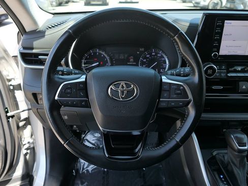 Used 2021 Toyota Highlander XLE FWD image 19