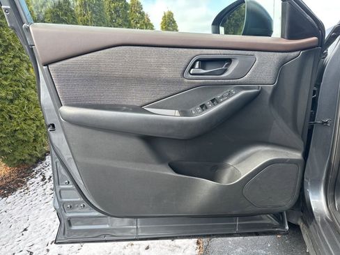 Used 2023 Nissan Rogue S image 8