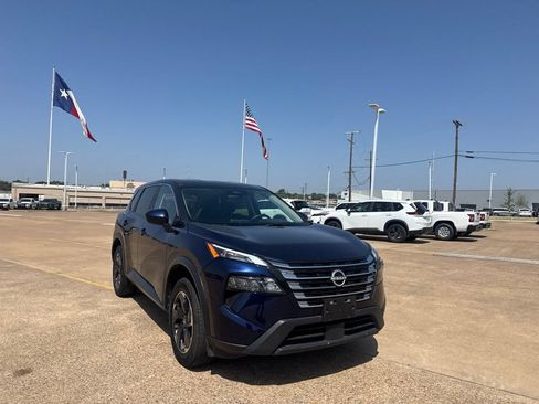 Certified 2025 Nissan Rogue SV FWD image 2