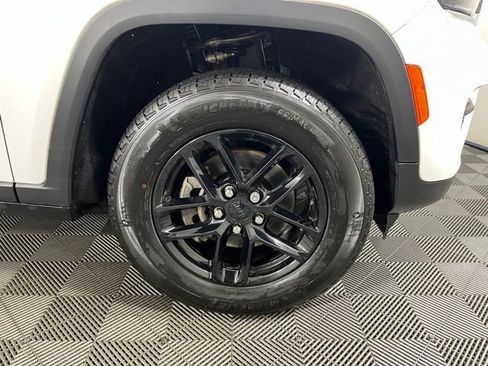Used 2025 Jeep Grand Cherokee Laredo X image 9