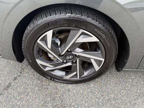 Used 2024 Hyundai Elantra SEL w/ Convenience Package FWD image 9