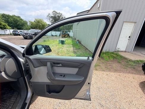 Used 2014 GMC Acadia SLE FWD image 30
