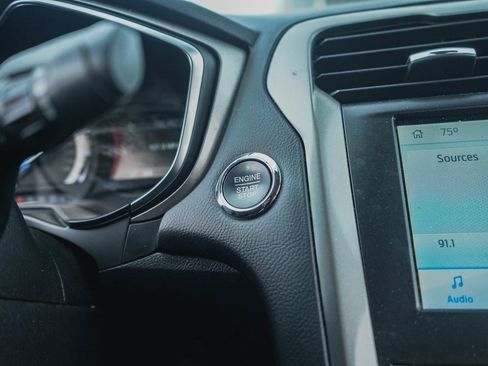 Used 2020 Ford Fusion SE image 13