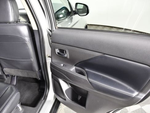 Used 2019 Mitsubishi Outlander SEL AWD/4WD image 42