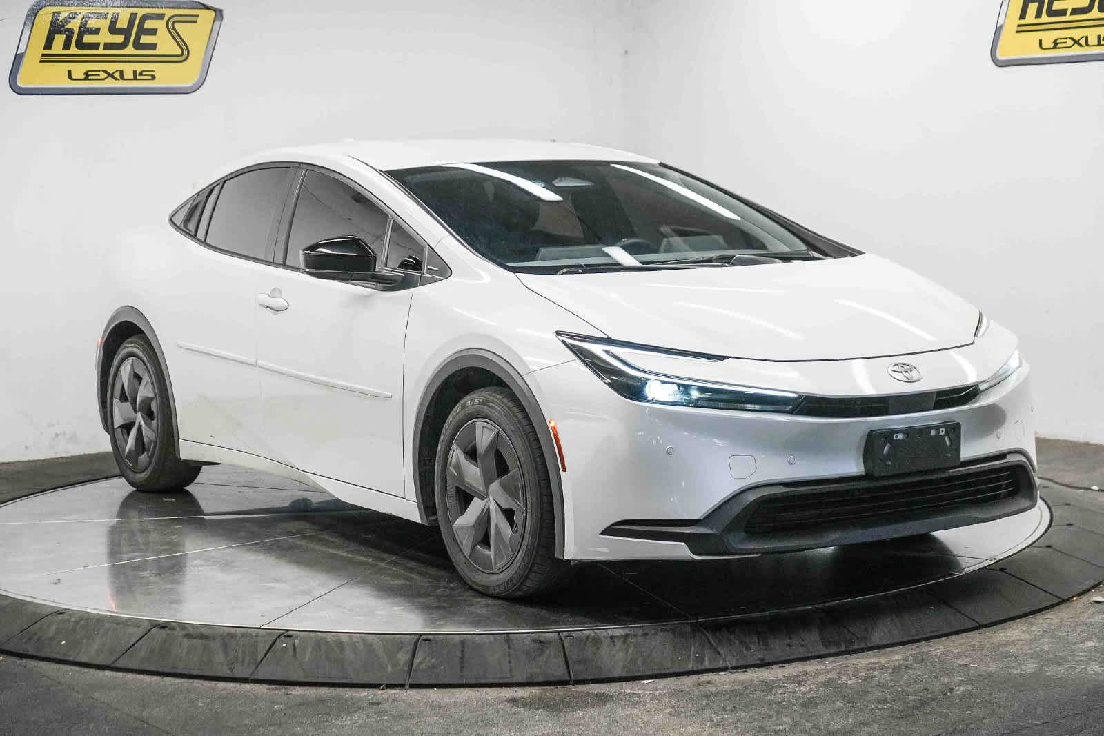 Used 2024 Toyota Prius LE FWD image 7