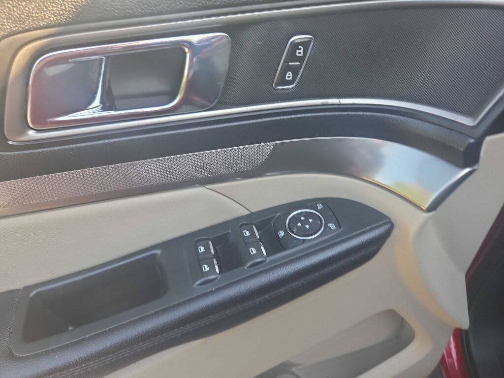 Used 2018 Ford Explorer XLT w/ Equipment Group 202A FWD image 18