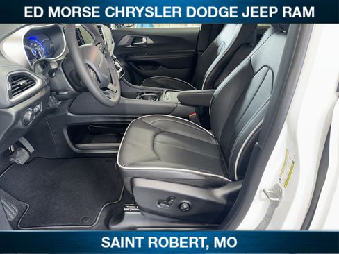 New 2027 Chrysler Pacifica Limited w/ Family Tech Group AWD/4WD image 27