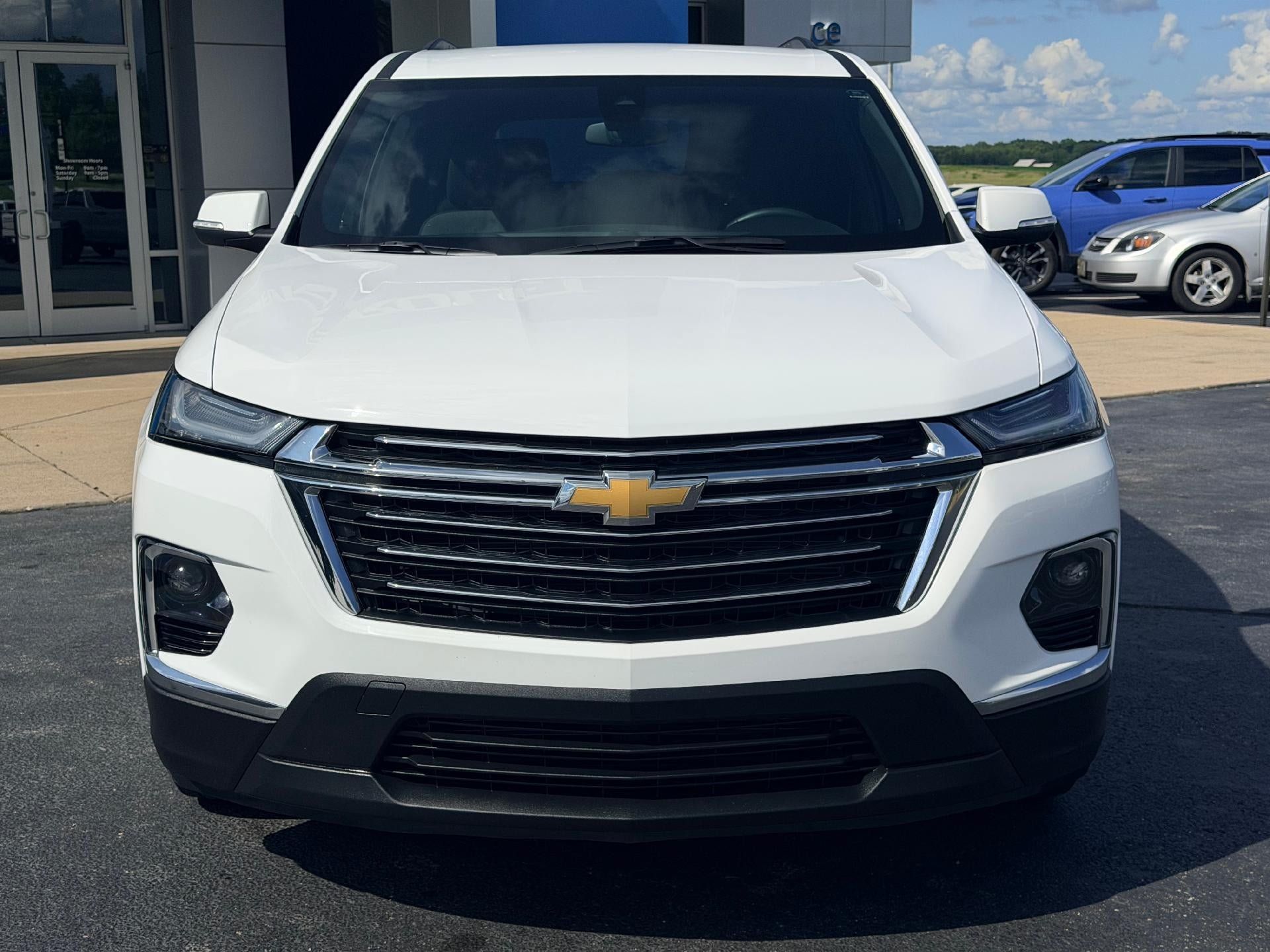 Used 2023 Chevrolet Traverse LT FWD image 2