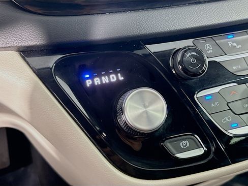 Used 2024 Chrysler Pacifica Touring-L FWD image 20