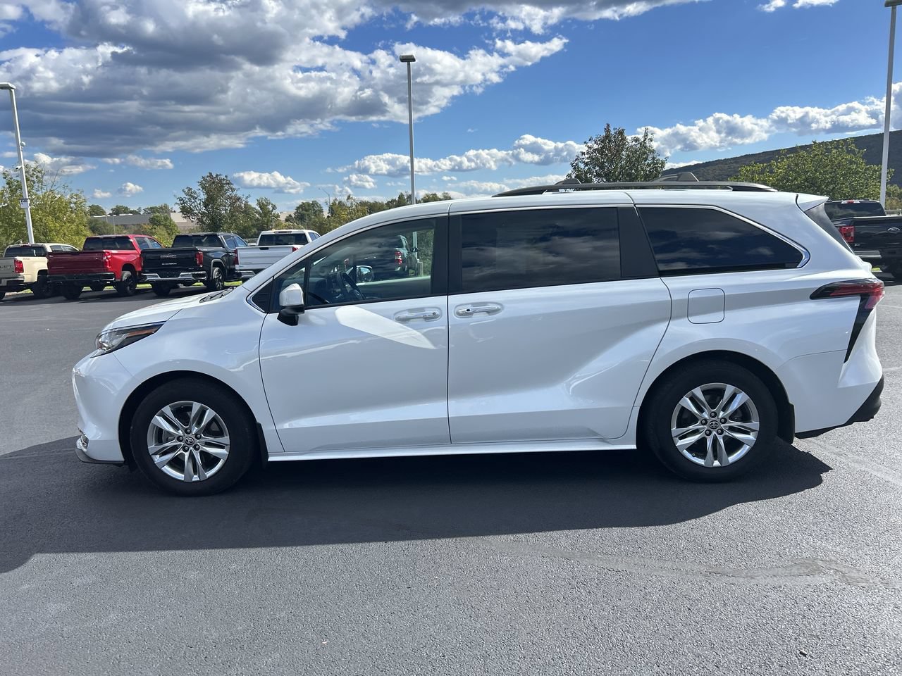 Used 2022 Toyota Sienna XLE w/ XLE Plus Package AWD/4WD image 4