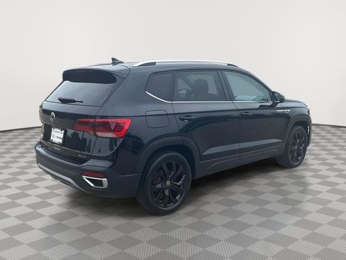 Used 2022 Volkswagen Taos SE w/ Panoramic Sunroof Package AWD/4WD image 5
