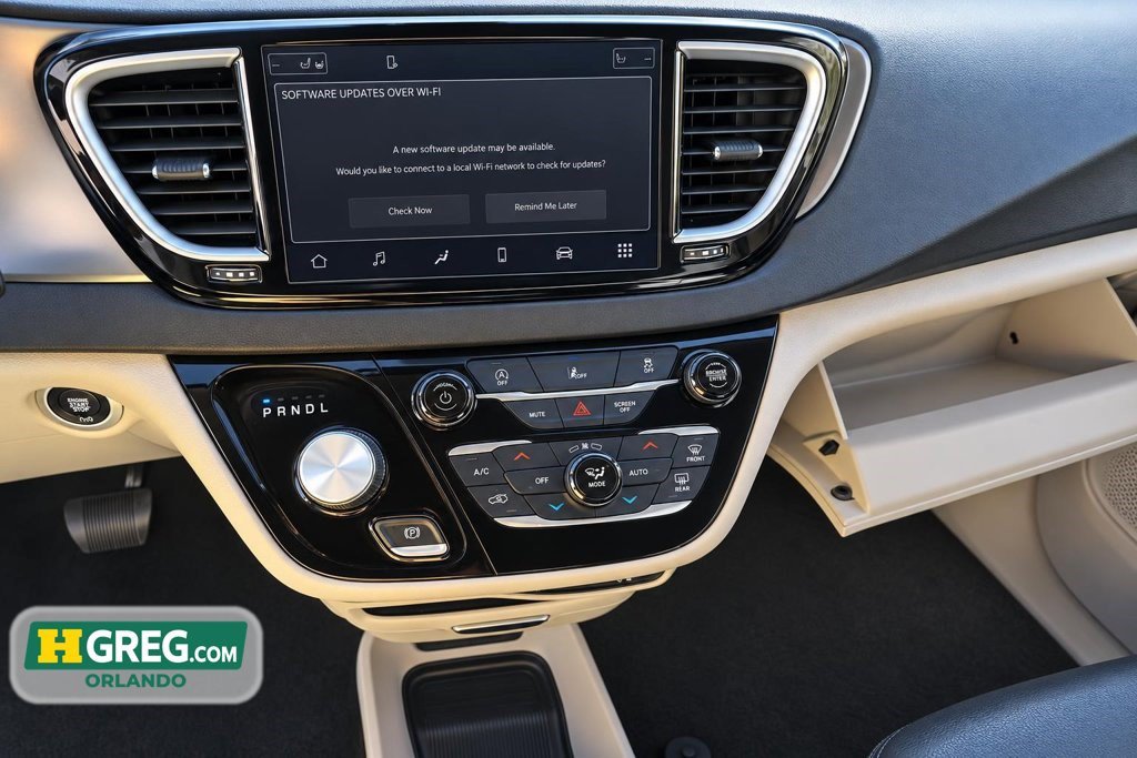 Used 2022 Chrysler Pacifica Touring-L FWD image 14