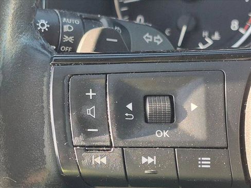 Used 2022 Nissan Pathfinder SL FWD image 10
