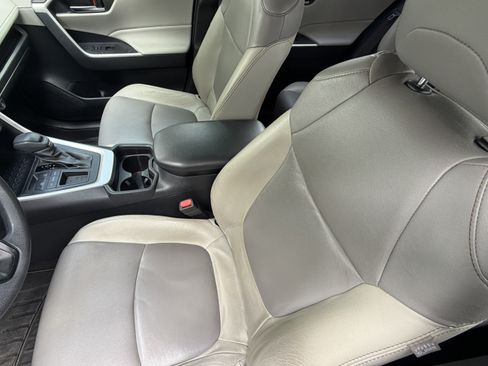 Used 2019 Toyota RAV4 XLE w/ Convenience Package FWD image 16