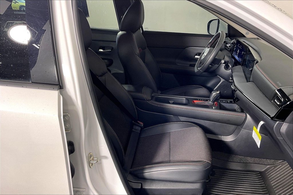Used 2025 Nissan Kicks SR FWD image 9