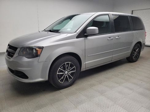 Used 2016 Dodge Grand Caravan SE FWD image 2