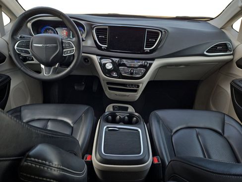 Certified 2023 Chrysler Pacifica Touring-L FWD image 11