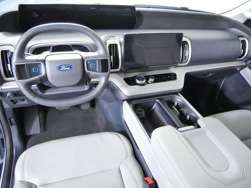 Certified 2025 Ford Expedition Active AWD/4WD image 3