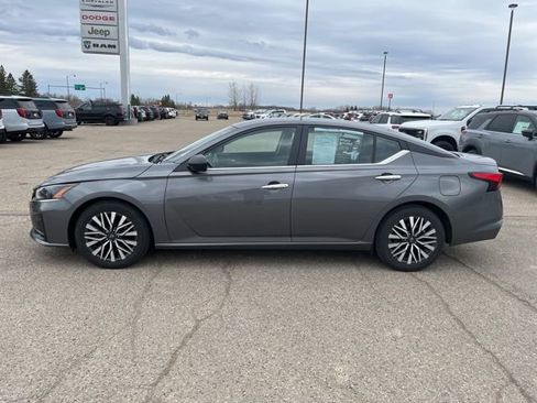 Used 2024 Nissan Altima 2.5 SV image 2