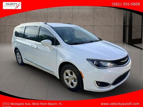 Used 2017 Chrysler Pacifica Touring-L Plus FWD image 1