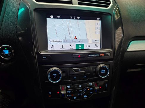 Used 2017 Ford Explorer XLT w/ Equipment Group 202A FWD image 22