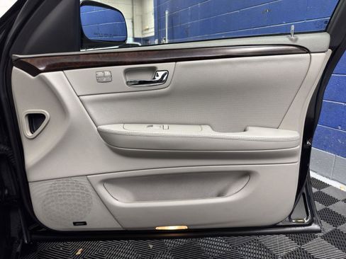 Used 2011 Cadillac DTS Premium image 35