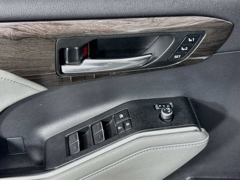 Used 2023 Toyota Highlander Platinum FWD image 17
