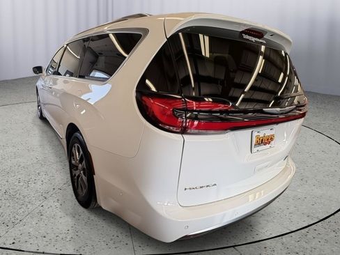 Used 2024 Chrysler Pacifica Pinnacle FWD image 6