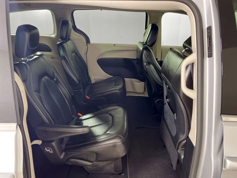 Used 2024 Chrysler Pacifica Touring-L image 28