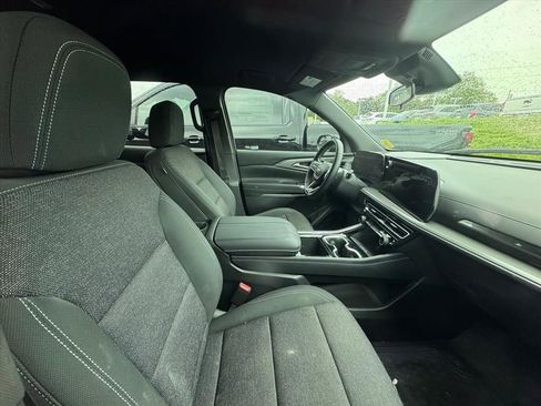 Used 2026 Chevrolet Traverse LT FWD image 3