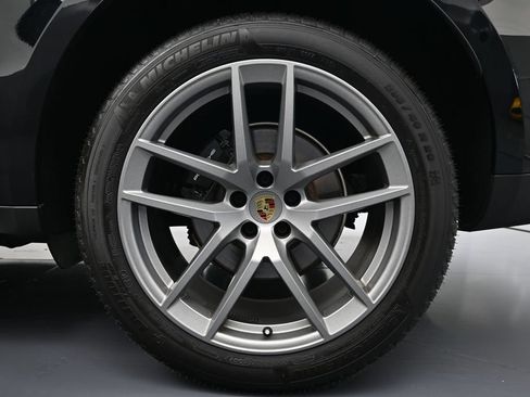 Used 2025 Porsche Macan AWD/4WD image 35