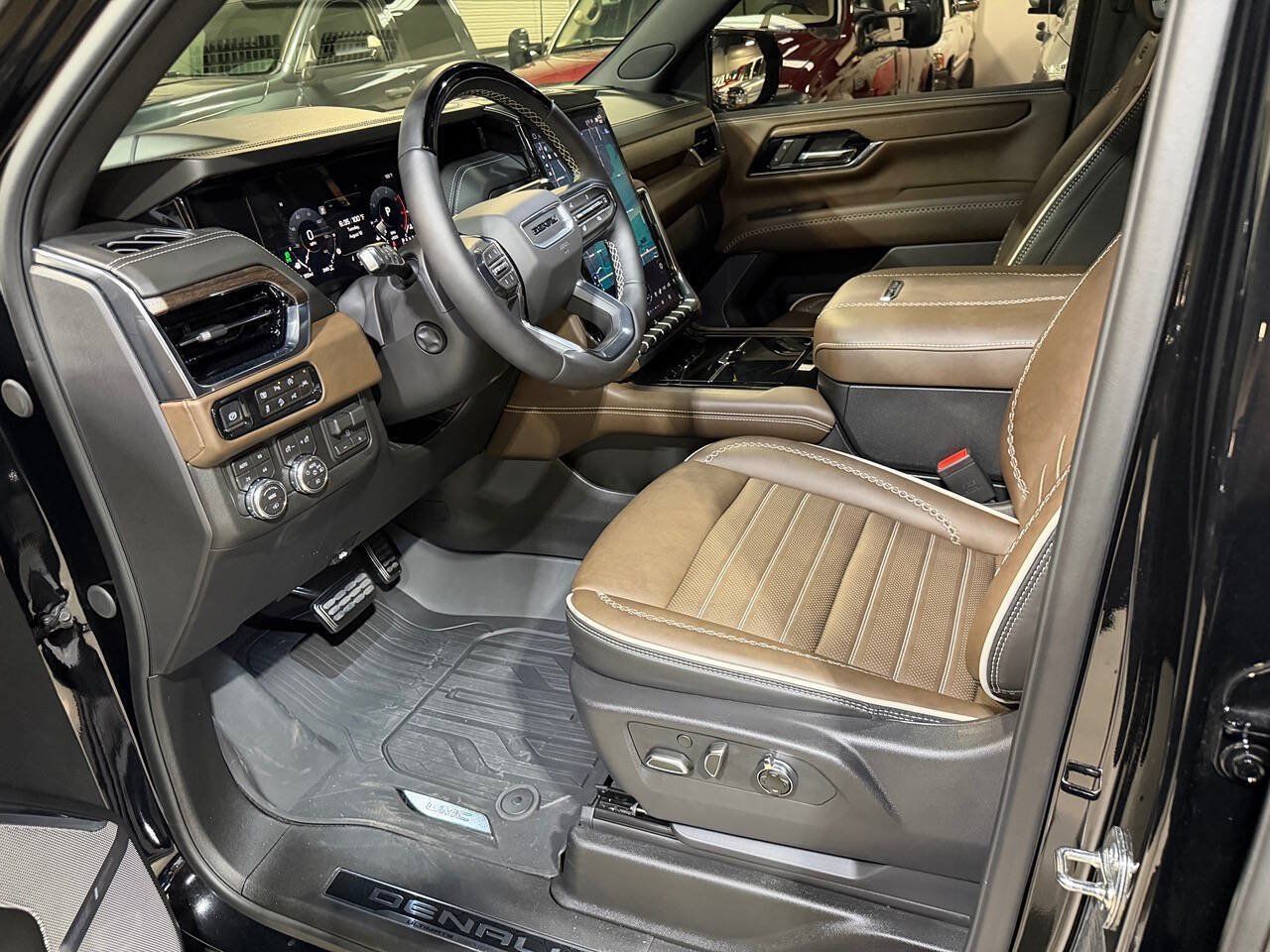 Used 2026 GMC Yukon Denali Ultimate w/ LPO, Floor Liner Package AWD/4WD image 5