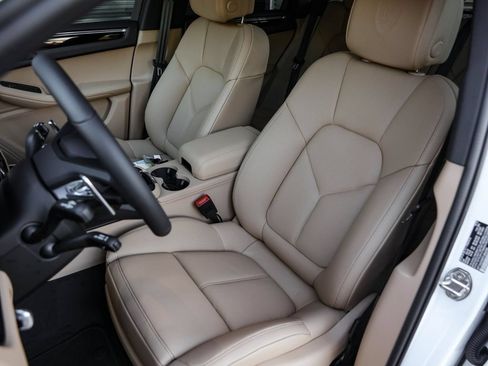 Certified 2026 Porsche Macan AWD/4WD image 5