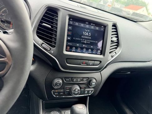 Certified 2022 Jeep Cherokee Latitude Lux w/ Sun & Sound Group AWD/4WD image 18
