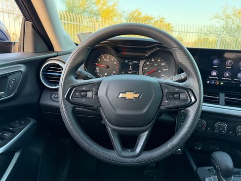 Used 2024 Chevrolet Trax LS w/ LS Convenience Package FWD image 8