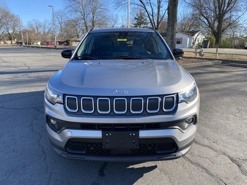 Used 2022 Jeep Compass Latitude image 2