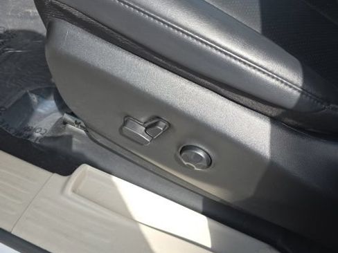 Used 2024 Chrysler Pacifica Limited FWD image 13