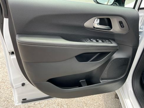 New 2027 Chrysler Pacifica Select w/ Family Tech Group FWD image 11
