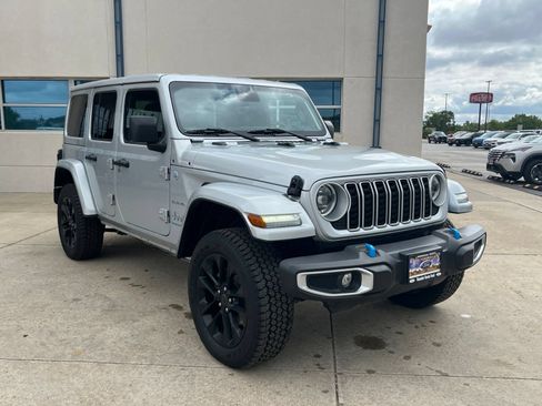 Used 2024 Jeep Wrangler Unlimited Sahara AWD/4WD image 3