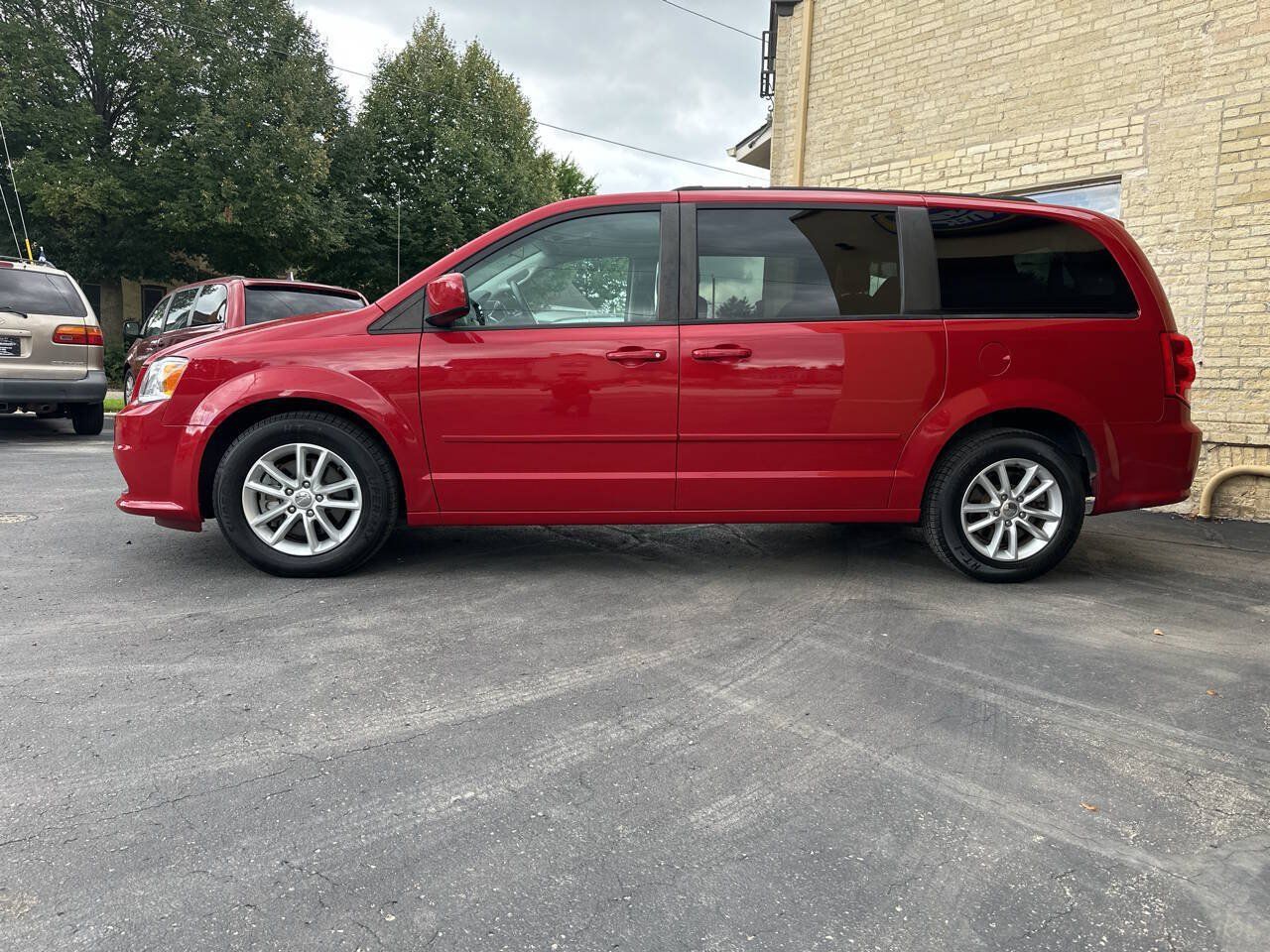 Used 2013 Dodge Grand Caravan SXT w/ Rear Park Assist Pkg FWD image 2