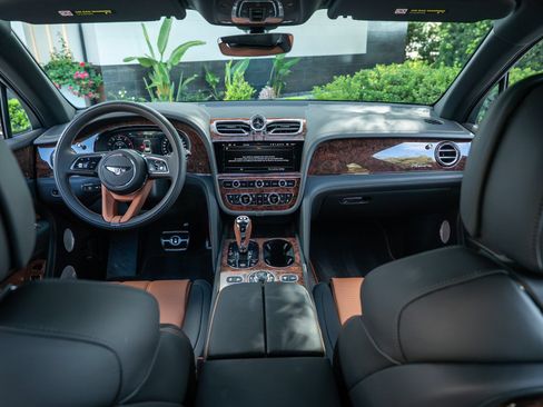 Certified 2025 Bentley Bentayga Extended Wheelbase AWD/4WD image 4