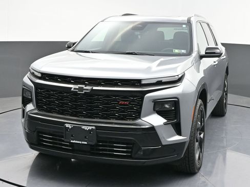 Used 2024 Chevrolet Traverse RS FWD image 3