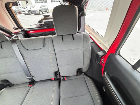 Used 2025 Jeep Wrangler Unlimited Sahara AWD/4WD image 38