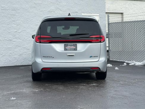 Used 2023 Chrysler Pacifica Touring-L w/ Uconnect Theater Family Group image 6