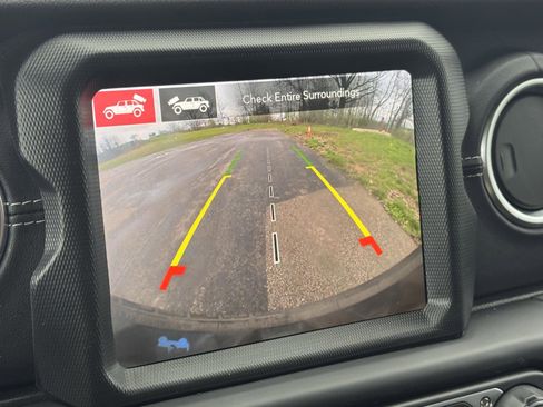 Used 2022 Jeep Wrangler Unlimited Sahara w/ Cold Weather Group image 17