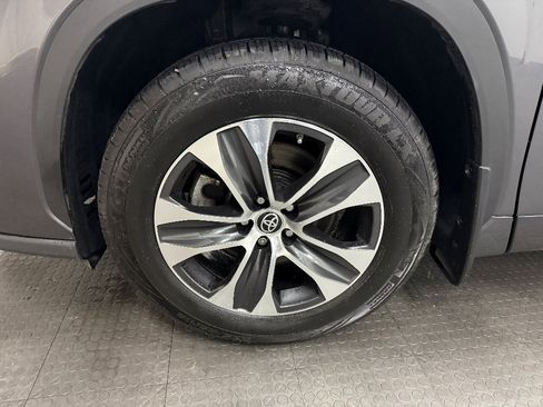 Used 2022 Toyota Highlander XLE AWD/4WD image 11