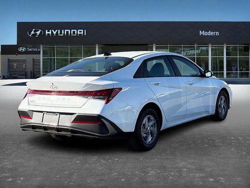New 2026 Hyundai Elantra SE image 2